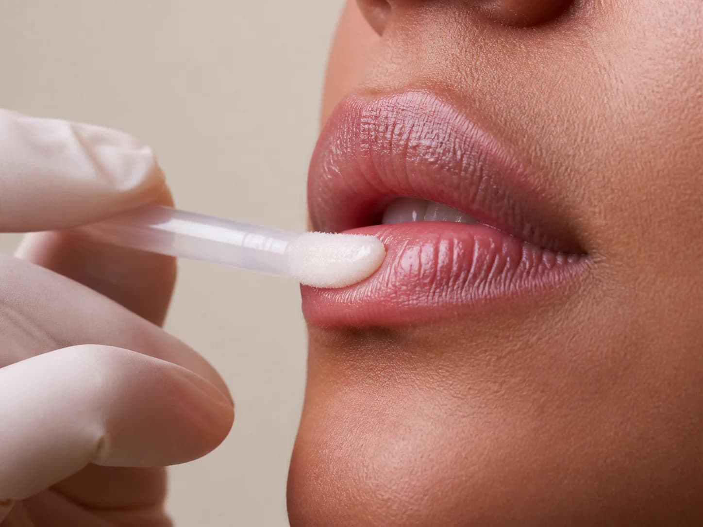 Aplicação de hidratação para revitalização labial